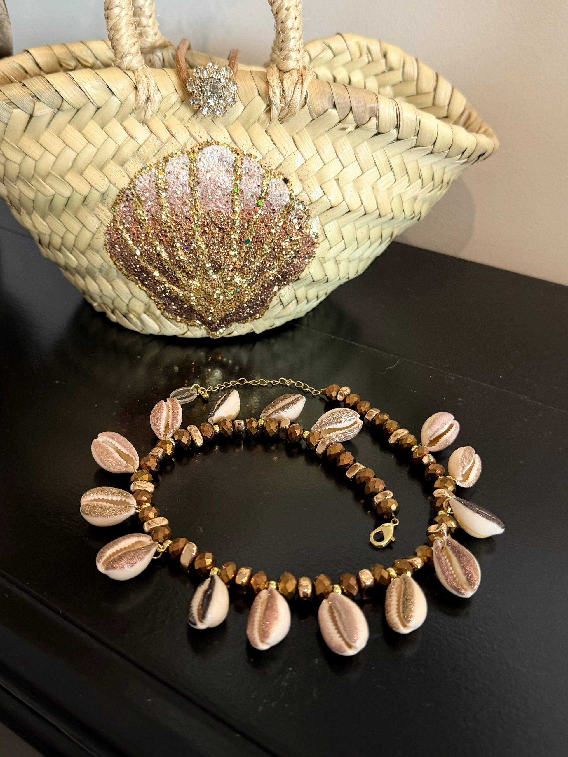 Collier Gold Chocolate x Tisoru avec coquillages peints et reflets dorés