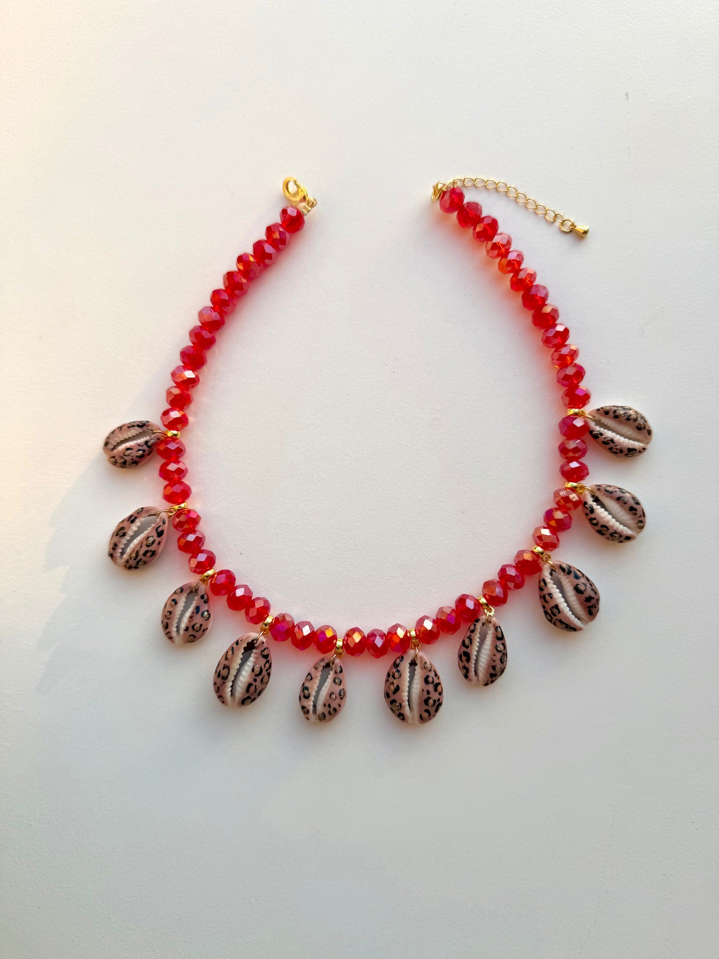 Collier Savage Sunset avec coquillages peints et perles rouges