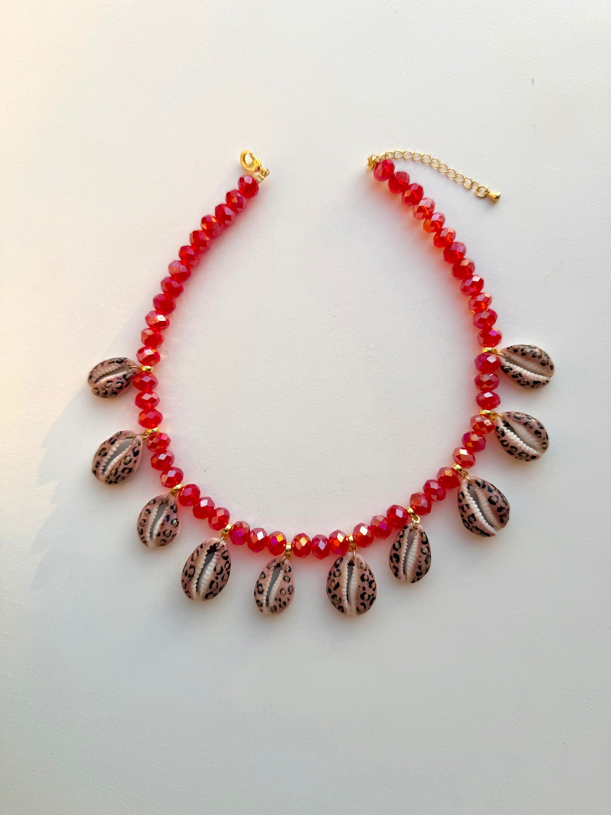 Collier Savage Sunset avec coquillages peints et perles rouges