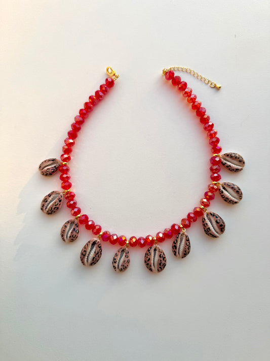 Collier Savage Sunset avec coquillages peints et perles rouges